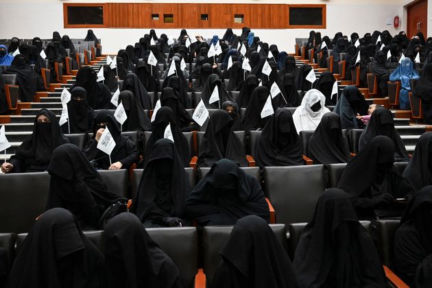 首都カブールの大学で、タリバンを支持する集会に参加する女性たち（2021年9月11日撮影）