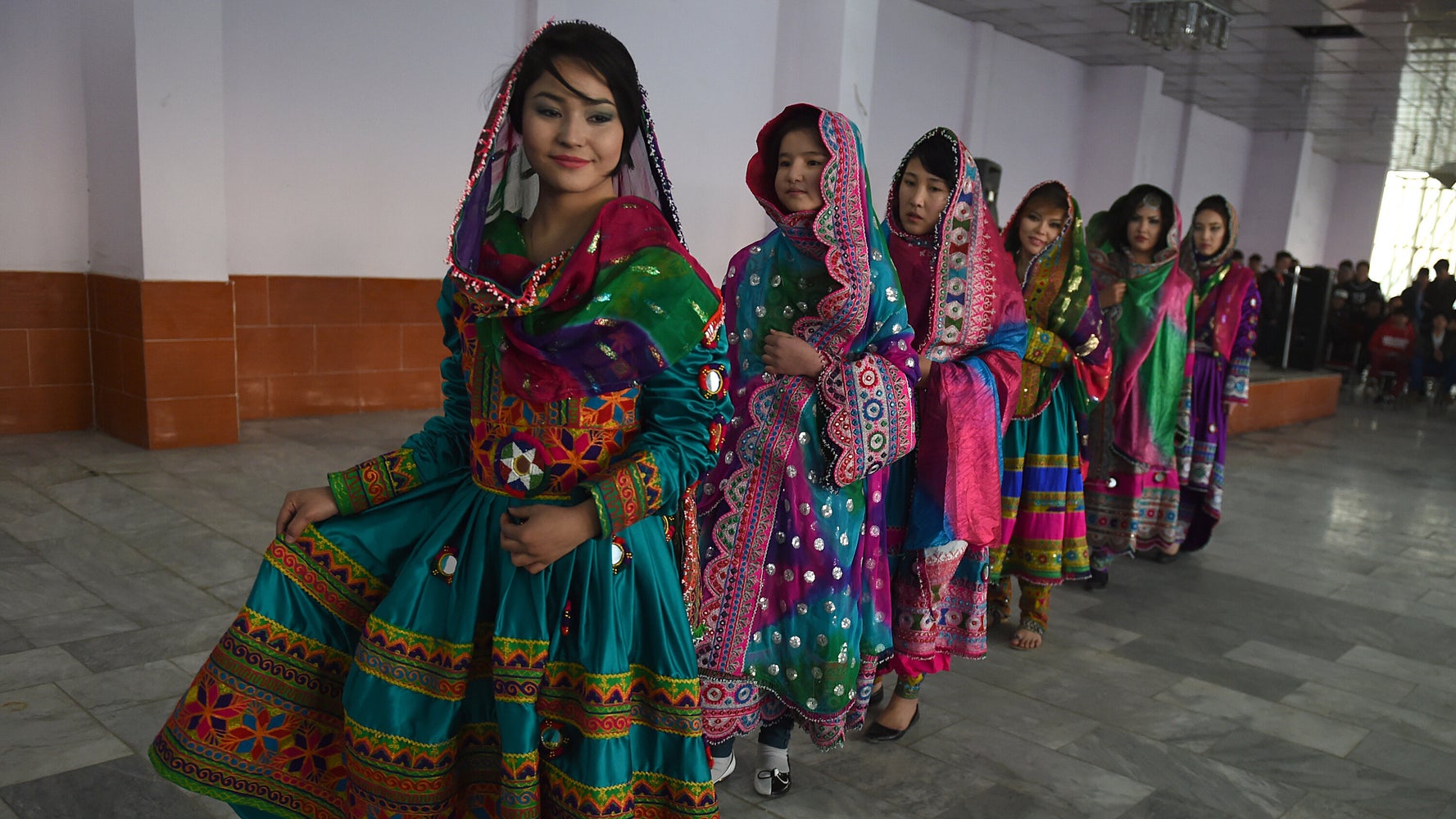 アフガン出身の女性 Snsにカラフルな民族衣装の写真を投稿 タリバンの女性抑圧に抗議 ハフポスト