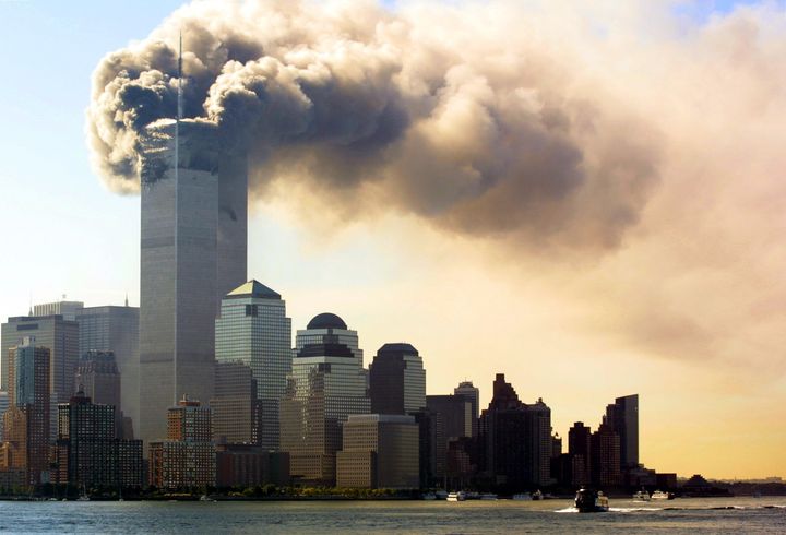 煙を上げ炎上するニューヨークの世界貿易センタービル＝2001年09月11日