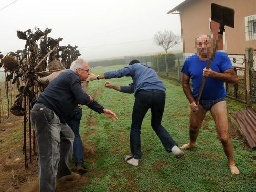 Sur cette photo de novembre 2015, le président de la LPO Allain Bougrain-Dubourg (G) se fait chasser du terrain de Jean-Marc Dutouya (D). C