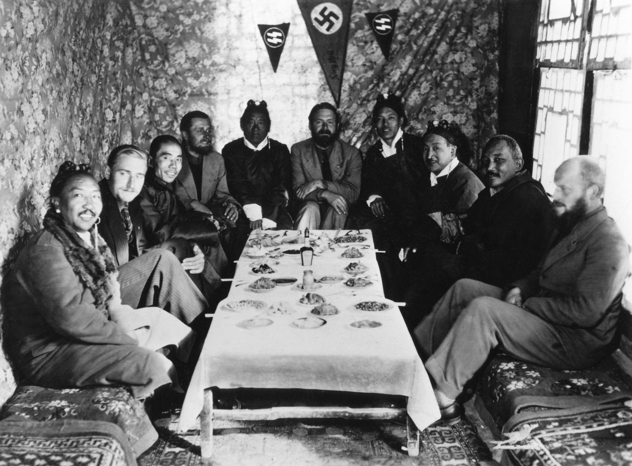 Ο Μπρούνο Μπέγκερ, δεύτερος αριστερά, και άλλοι σε μια συνάντηση στη Λάσα του Θιβέτ το 1939