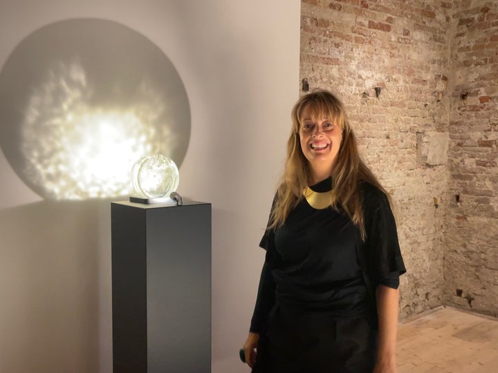 Lucía Vallejo Garay con una de las obras, 'La abstracción del alma': "Cada pieza es parecida y cada una es diferente como las almas de cada persona”