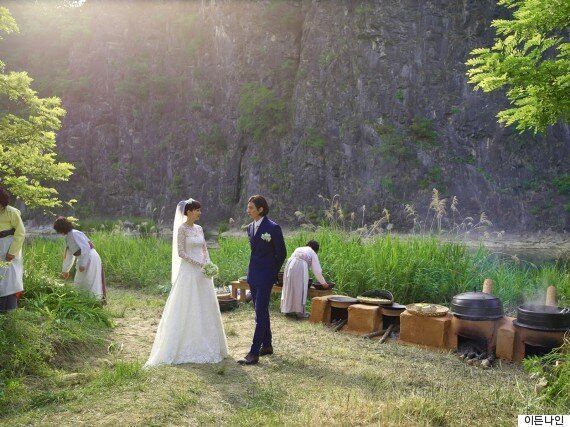 2015년 강원도 정선의 밀밭에서 결혼식을 올렸던 이나영-원빈