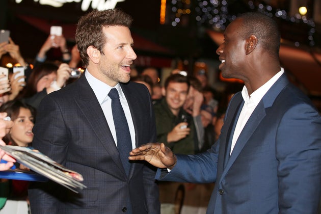 Bradley Cooper (à gauche) et Omar Sy ici en photo le 28 octobre 2015 à Londres au Royaume-Uni.