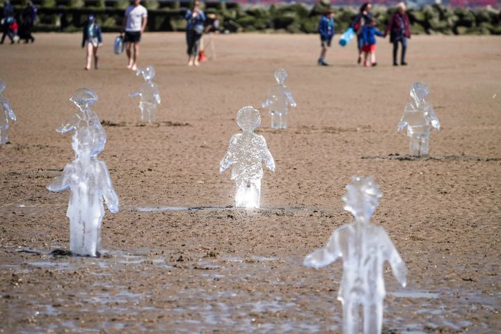 Μερικά από τα 26 γλυπτά πάγου παιδιών που είχαν παρουσιαστεί στην παραλία του Νέου Μπράιτον ως μέρος ενός γιγάντιου έργου τέχνης για να καταδείξουν την υπερθέρμανση του πλανήτη.