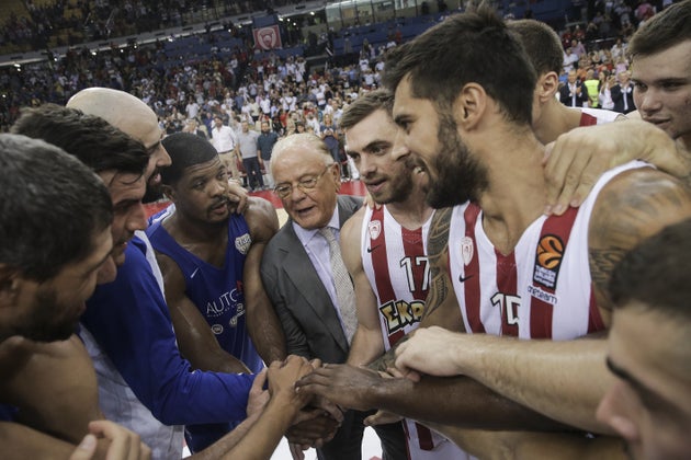ATHENS, GREECE - SEPTEMBER 20: Dusan Ivkovic congratulates players during a friendly match in his honour, between Dusan Ivkovic All Stars and Olympiakos, at Peace and Friendship Stadium in Athens, Greece on September 20, 2017. Dusan Ivkovic honored as Euroleague Basketball Legend during the ceremony. 



 (Photo by Ayhan Mehmet/Anadolu Agency/Getty Images)