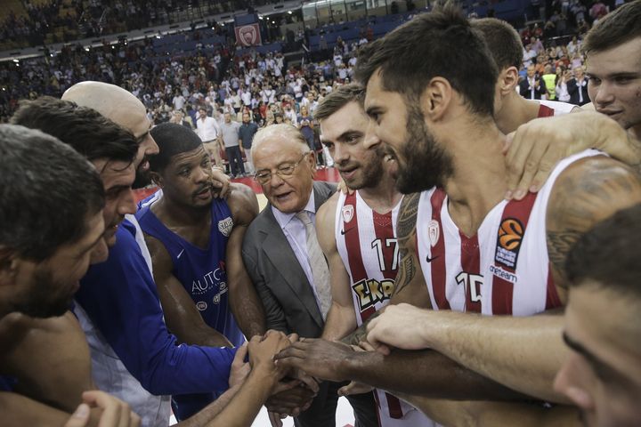 ATHENS, GREECE - SEPTEMBER 20: Dusan Ivkovic congratulates players during a friendly match in his honour, between Dusan Ivkovic All Stars and Olympiakos, at Peace and Friendship Stadium in Athens, Greece on September 20, 2017. Dusan Ivkovic honored as Euroleague Basketball Legend during the ceremony. (Photo by Ayhan Mehmet/Anadolu Agency/Getty Images)