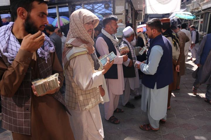 Αφγανοί έξω από ανταλλακτήρια κρατούν εθνικά χαρτονομίσματα 
