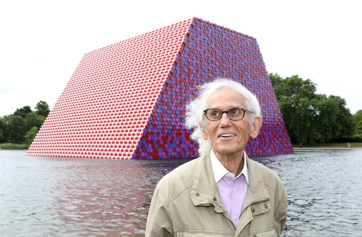 Christo, frente a una de sus instalaciones en Londres en 2018.