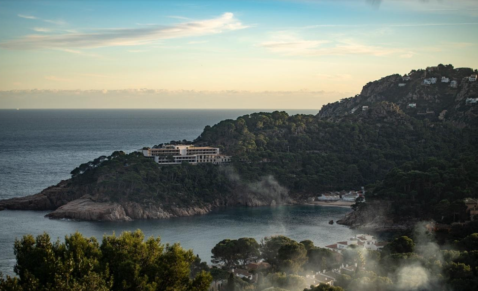 El parador se levanta sobre el acantilado de Punta d’es Muts, que Josep Pla definió como ‘un sueño perdido’