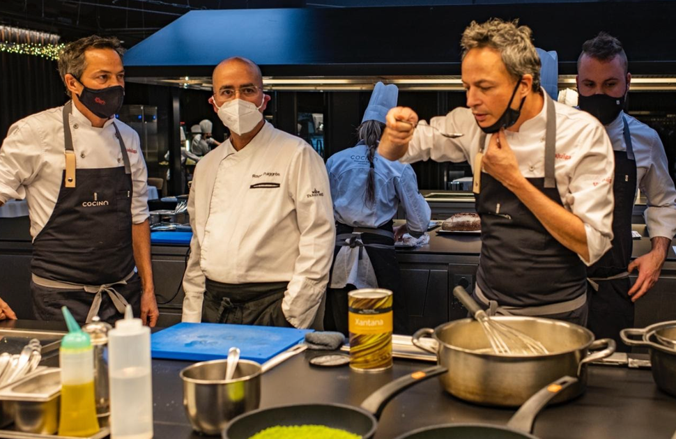 Catando una salsa en la enorme cocina abierta de los Torres.