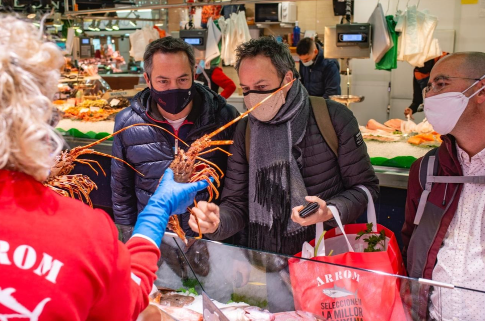 Los Hermanos Torres y el jefe de cocina del parador de Aiguablava, hipnotizados en la pescadería.