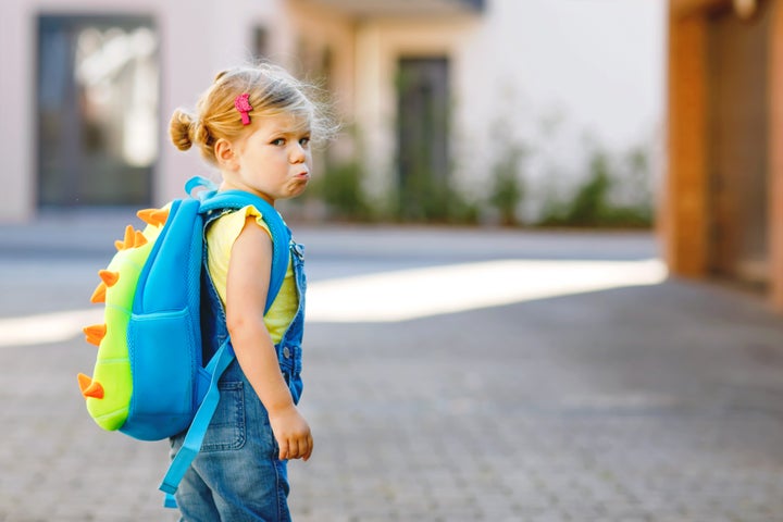 Una niña en su primer día de clase.