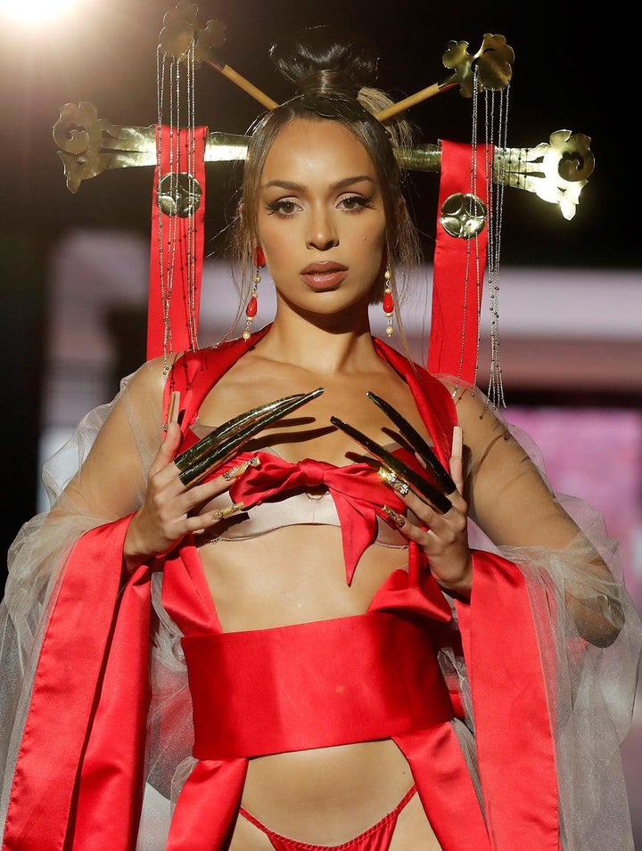 Bad Gyal abre el desfile de Andrés Sardá