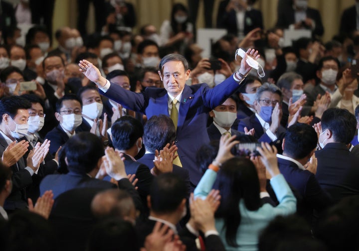 自民党の両院議員総会で新総裁に選出され、拍手に応える菅義偉官房長官＝2020年9月14日