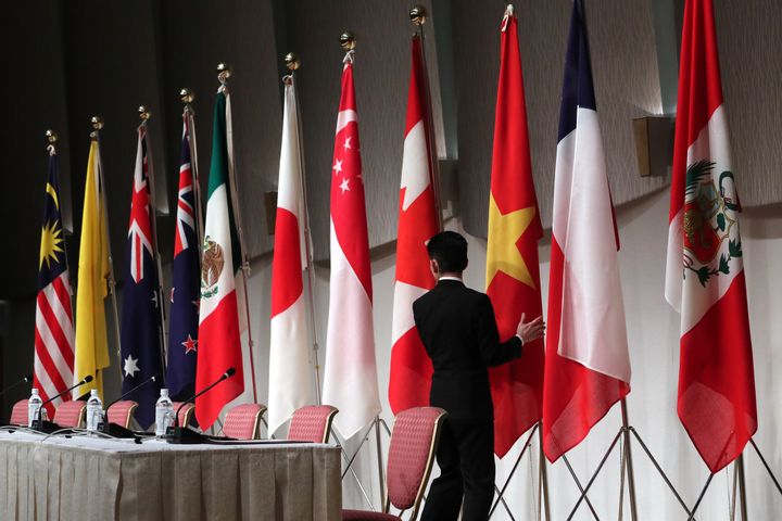 記者会見場に並べられた環太平洋連携協定（ＴＰＰ）参加11カ国の国旗