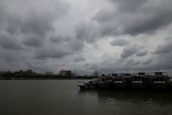 Σύννεφα καλύπτουν τον ουρανό πάνω από τον ποταμό Γάγγη πριν από τον κυκλώνα Αμφαν, στην Καλκούτα της Ινδίας, 19 Μαΐου 2020. REUTERS/Rupak De Chowdhuri/Files