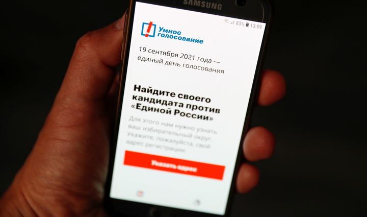 Η εφαρμογή Smart Voting του Ρώσου πολιτικού της αντιπολίτευσης Αλεξέι Ναβάλνι όπως φαίνεται σε ένα τηλέφωνο, στη Μόσχα, Ρωσία 16 Σεπτεμβρίου 2021. REUTERS/Shamil Zhumatov