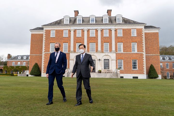 Raab hosting South Korea's foreign minister at Chevening in May 2021