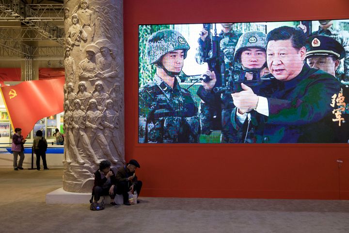 Φωτογραφία αρχείου Ο πρόεδρος της Κίνας Σι Τζινπίνγκ κρατάει ένα πολεμικό όπλο κινεζικής κατασκευής