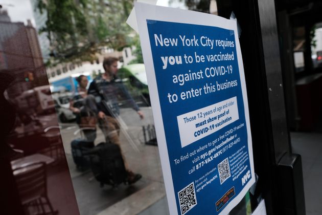 ニューヨーク市が新型コロナウイルスのワクチン接種証明書の提示を義務付けることを伝える張り紙（202年8月29日）