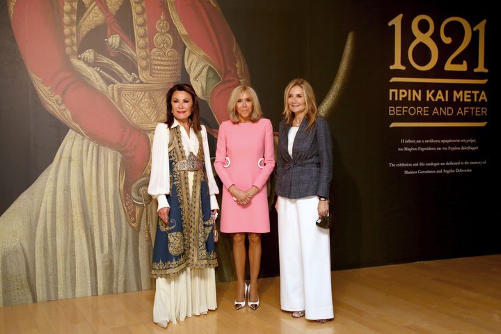 Η Γιάννα Αγγελοπούλου-Δασκαλάκη, η Μπριζίτ Μακρόν και η Μαρέβα Γκραμπόφσκι-Μητσοτάκη στο Μουσείο Μπενάκη.