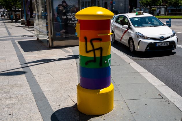 Buzón con la bandera gay pintado con una esvástica nazi en