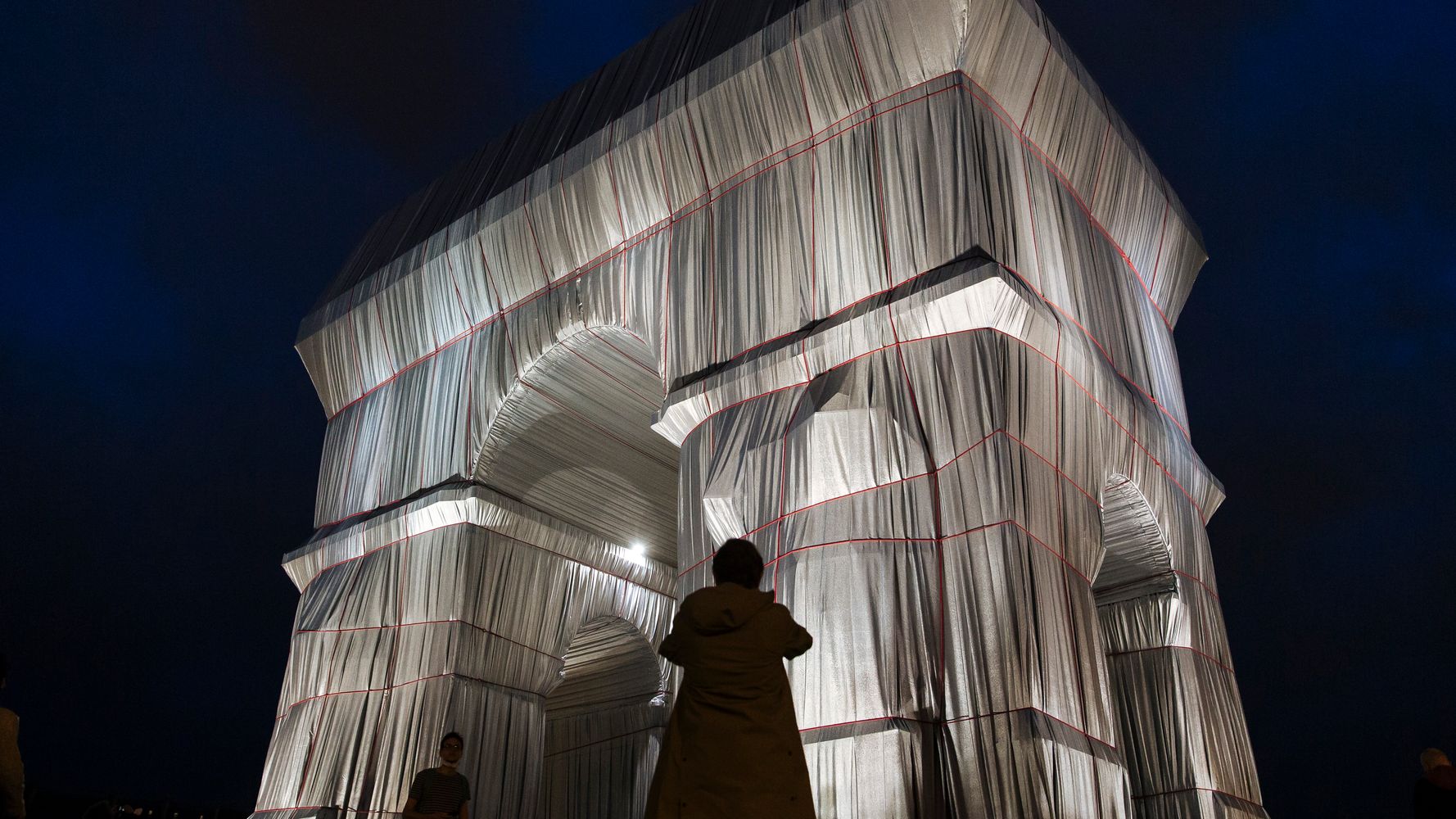Paris' Arc De Triomphe Wrapped In Fabric Per Christo And Jeanne-Claude