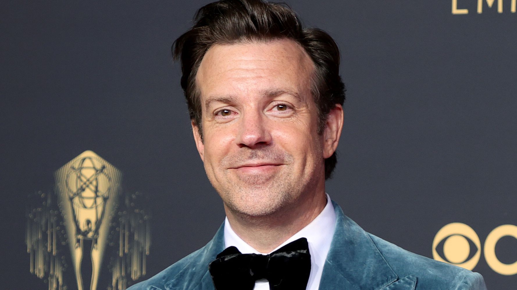 Jason Sudeikis Shows Off What May Be The Best Card Trick Of All Time