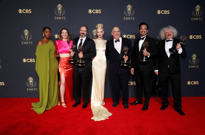 Η πρωταγωνίστρια Άνια - Τέιλορ - Τζόι με τους συντελεστές του "The Queen's Gambit", ποζάρουν στα Emmy μετά το βραβείο Καλύτερης Μίνι Σειράς. REUTERS/Mario Anzuoni