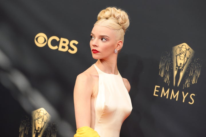 Anya Taylor-Joy en la alfombra roja de los Premios Emmy.