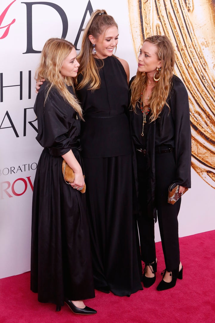 Ashley Olsen, Elizabeth Olseny Mary-Kate Olsen, en los CFDA Fashion Awards de 2016.