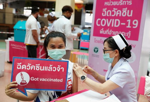 Η Ταϊλάνδη δοκιμάζει νέο τρόπο εμβολιασμού για να βγαίνουν περισσότερες