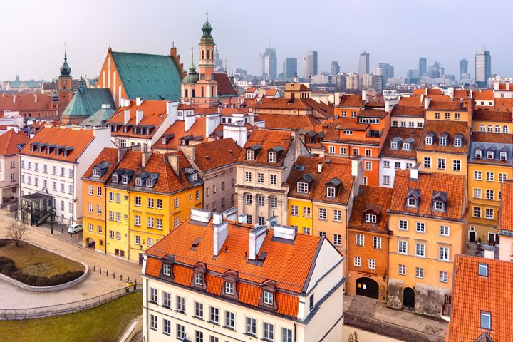 La vieille ville de Varsovie avec des tours plus modernes au loin