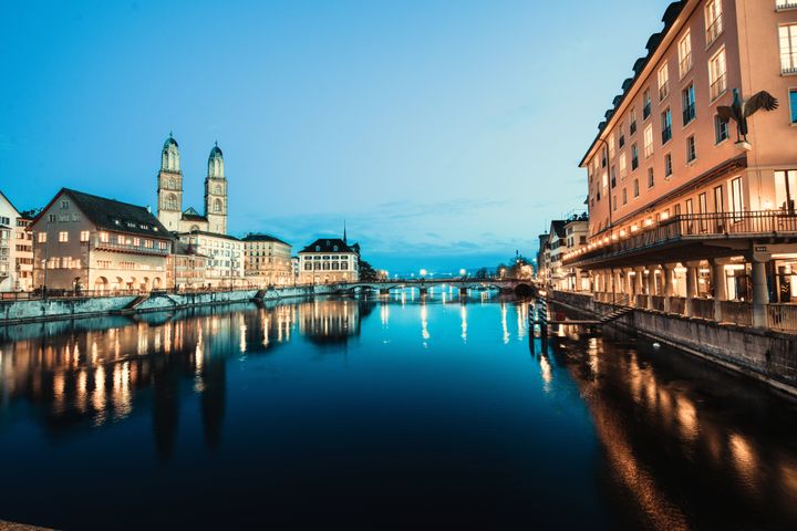 La rivière Limmat et le centre-ville de Zurich la nuit
