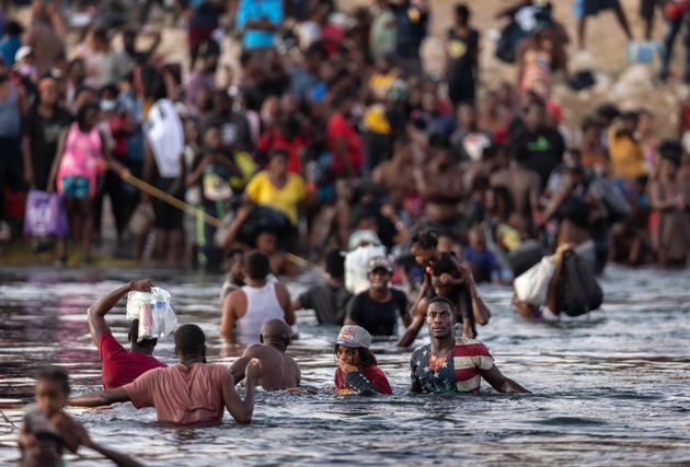 Ciudad Acuña, Texas - 19 de septiembre: Migrantes, en su mayoría haitianos, se reúnen en la orilla del Río Grande ...