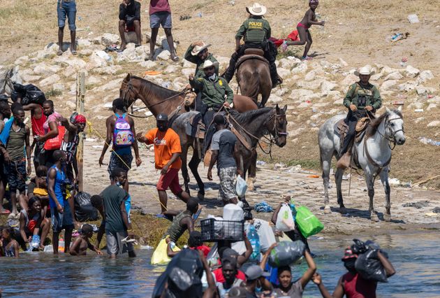 Ciudad Acuña, México - 20 DE SEPTIEMBRE: Agentes de la Patrulla Fronteriza de EE. UU. Interactúan con inmigrantes haitianos en…