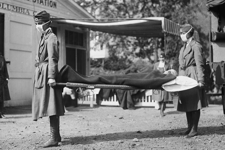 Η φωτογραφία από τη Βιβλιοθήκη του Κογκρέσου δείχνει δύο τραυματιοφορείς στο Σταθμό Ασθενοφόρων του Ερυθρού Σταυρού στην Ουάσινγκτον κατά τη διάρκεια της πανδημίας γρίπης του 1918.