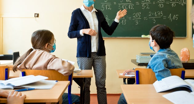 Tampone scade durante la lezione, maestra allontanata davanti agli alunni: "Trattata da appestata" Tampone scade durante la lezione, maestra allontanata davanti agli alunni: "Trattata da appestata"
