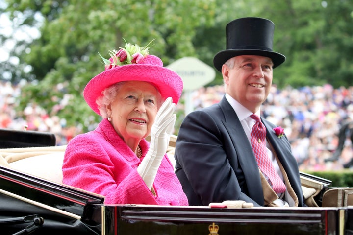 El príncipe Andrés y la reina Isabel II en Ascot (Reino Unido) en 2017.