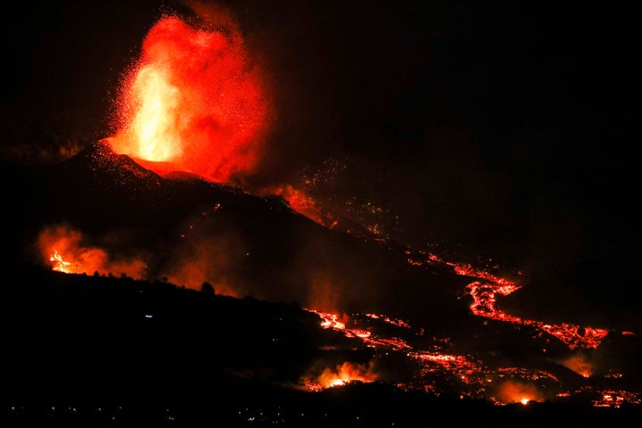 La lava que sale del volcán, en la madrugada del lunes al martes