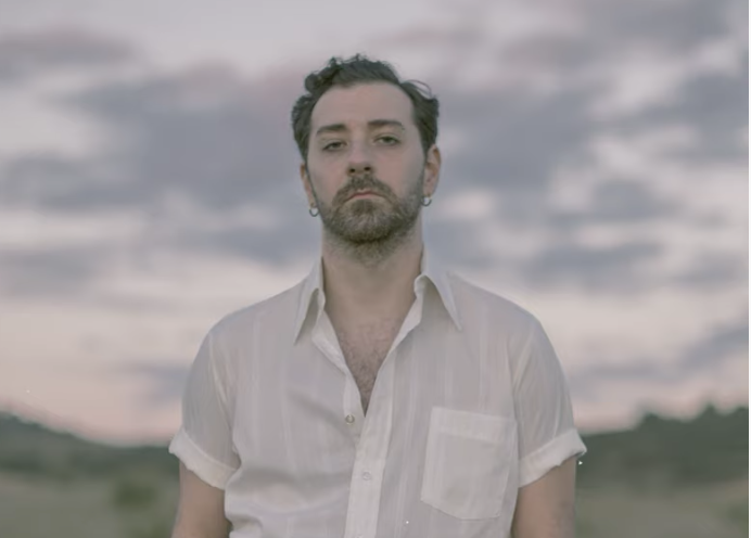Vicente Navarro en la portada de su trabajo 'Casi Tierra'.