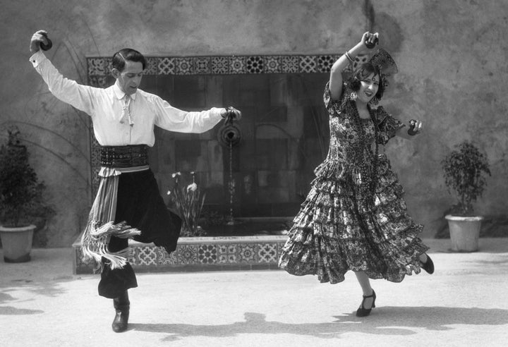 Pareja bailando castanets en los años 20.