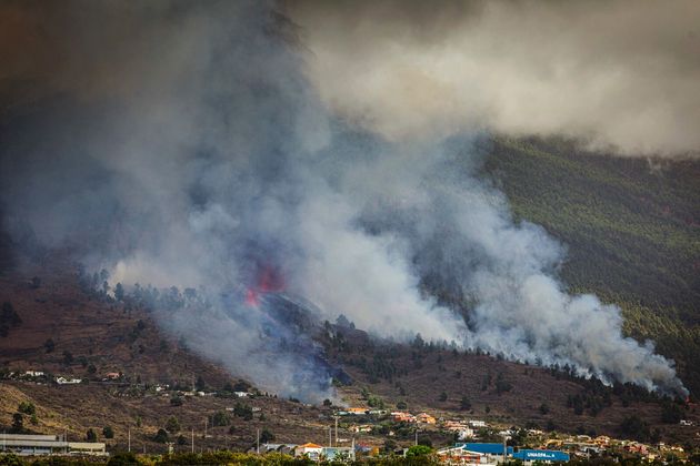 Nubes de humo se elevan el domingo 19 de septiembre durante una erupción volcánica en La