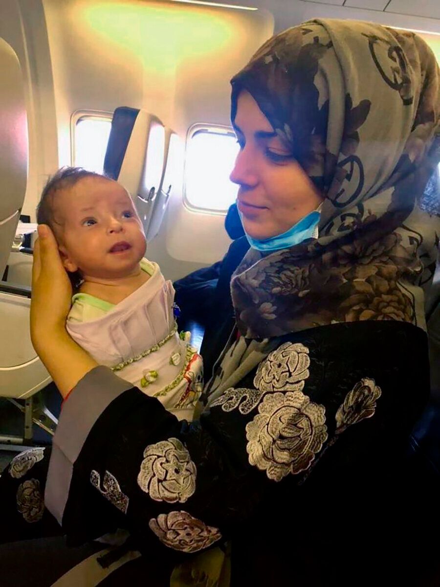 Κυριακή 19 Σεπτεμβρίου 2021. Η φωτογραφία που δόθηκε στο Associated Press, δείχνει την Storai Amini και τη δύο μηνών κόρη της, Amina, σε πτήση από το Mazar-e-Sharif του Αφγανιστάν προς τη Λισαβόνα της Πορτογαλίας. (AP Photo)