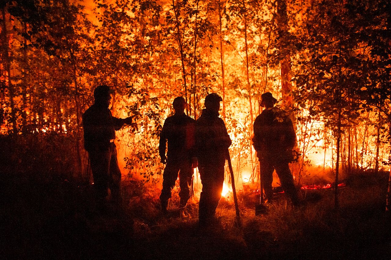 Οι πυρκαγιές στην τεράστια περιοχή της Σιβηρίας της Ρωσίας έθεσαν σε κίνδυνο δεκάδες χωριά το Σάββατο 5/8 και ώθησαν τις αρχές να απομακρύνουν μερικούς κατοίκους. (Φωτογραφία AP/Ivan Nikiforov)