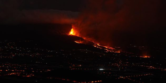 Una boca eruptiva expulsa lava y piroclastos, en El Paso, La