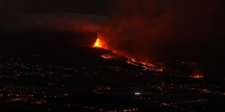 Una boca eruptiva expulsa lava y piroclastos, en El Paso, La Palma.