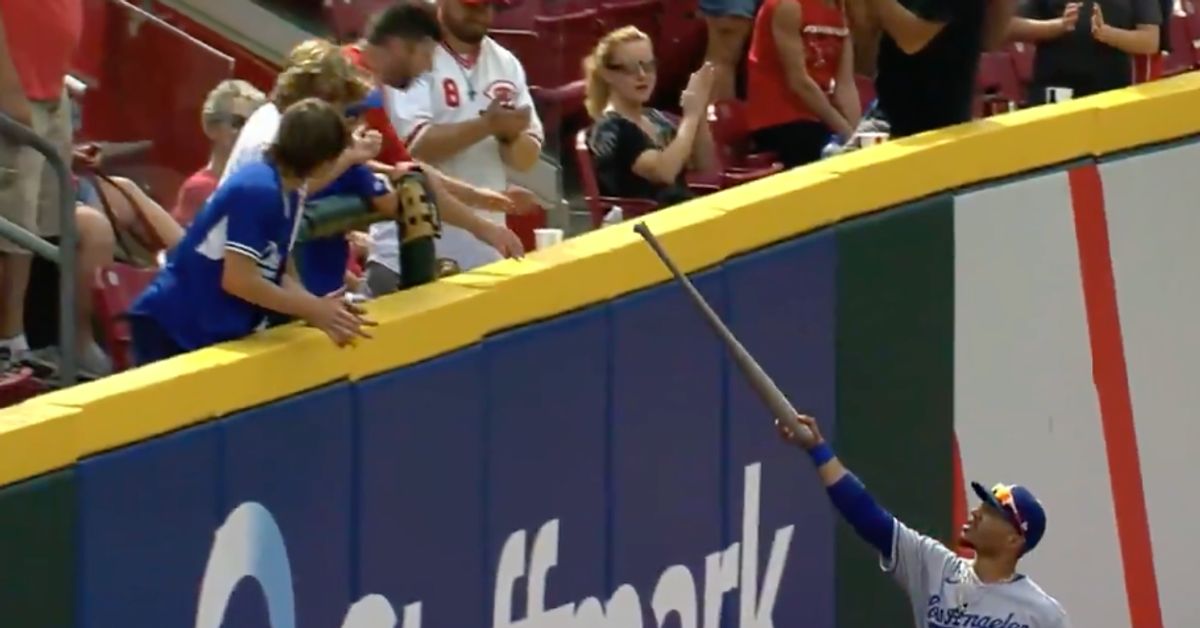 「ファーストクラスの振る舞いだ」。MLBの選手が観客に“バット”をプレゼント。神対応に称賛の声【動画】