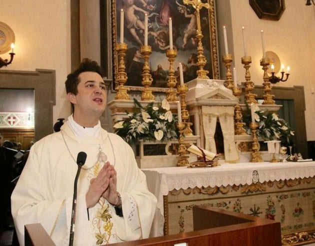 Prete arrestato per droga accusato anche di tentate lesioni: “Ha nascosto sieropositività” Prete arrestato per droga accusato anche di tentate lesioni: “Ha nascosto sieropositività”